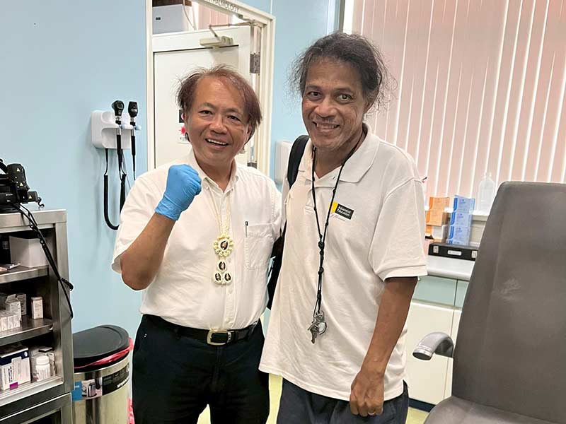 看不見的病人盼望著光明，他詢問董事長賴史忠(左)：「明年可不可以幫我開刀？」