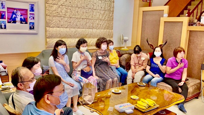 客戶及其家人們聽完分享後深覺感動，趙雅敏也帶他們作決志禱告。（圖／趙雅敏 提供）